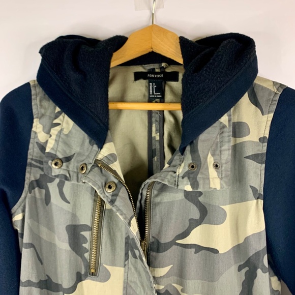 Forever 21 washed camo sweatshirt /hooded utility jacket, with zippered pockets - Picture 2 of 12